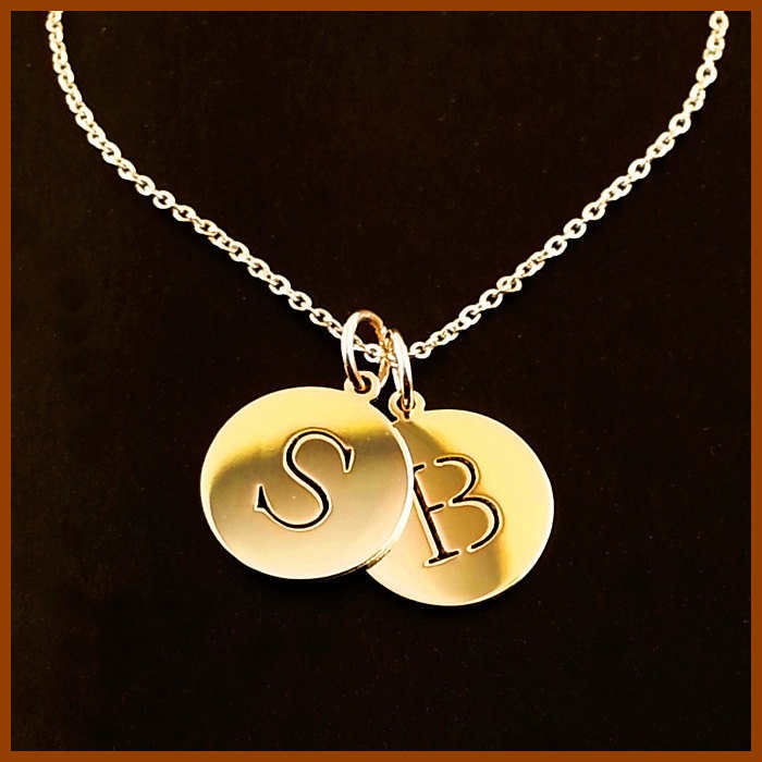 Personalisierte Halskette 14K Gold Initialen Monogramm Zierliche Charm Handarbeit Personalisiertes Schmuck Geschenk Für Sie Made in Usa von MonogramsNYC