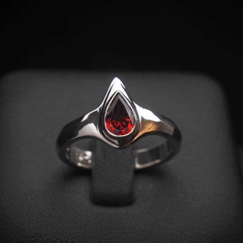 Blutstropfen Silber Granat Ring Blutstropfen Silber Granat Ring von Monothic
