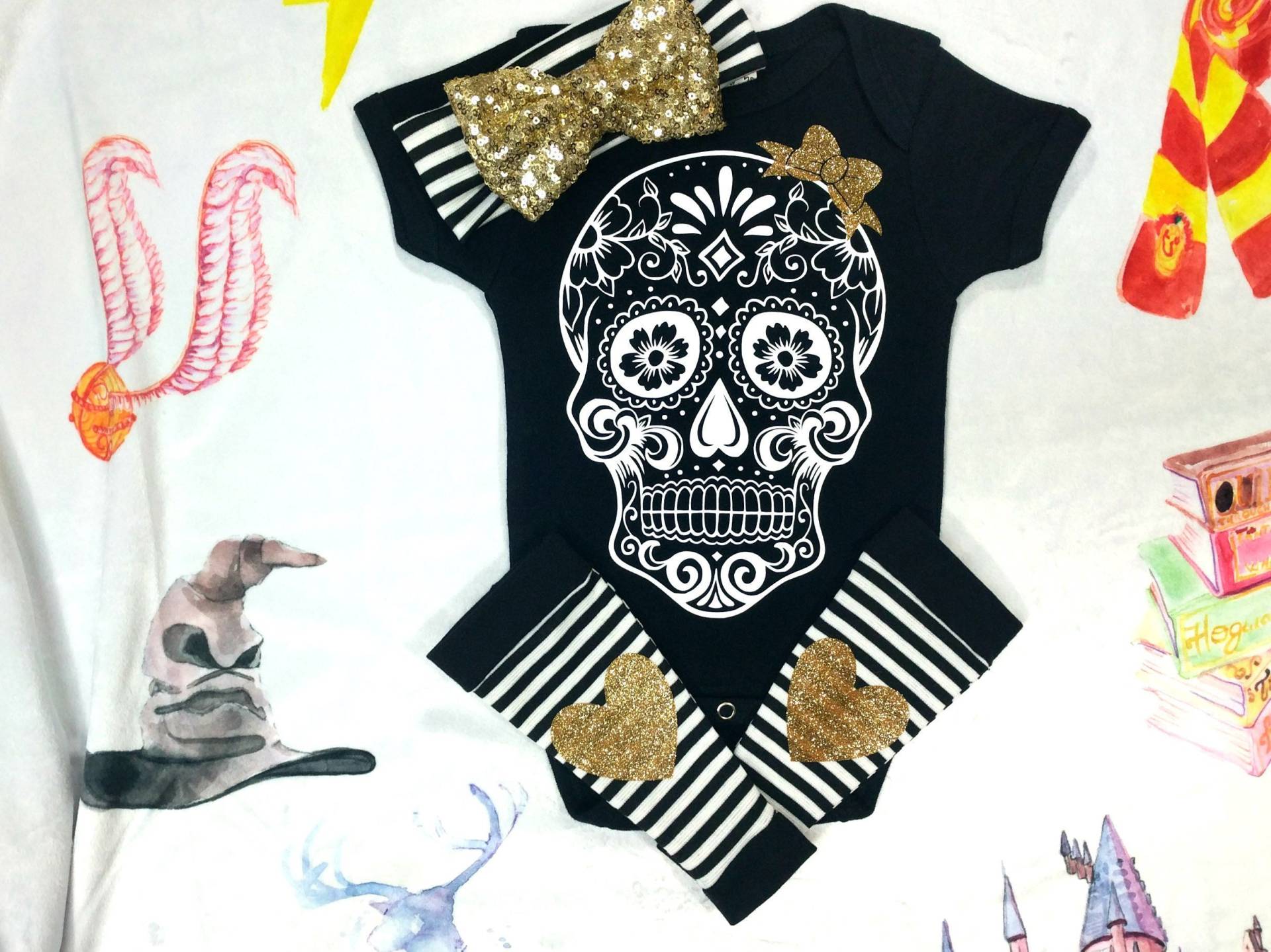 Süßes Sugar Skull Baby Outfit Mit Herz Knieflicken Gold Schleife Goth Body Beinwärmer von MonroesHandmade2