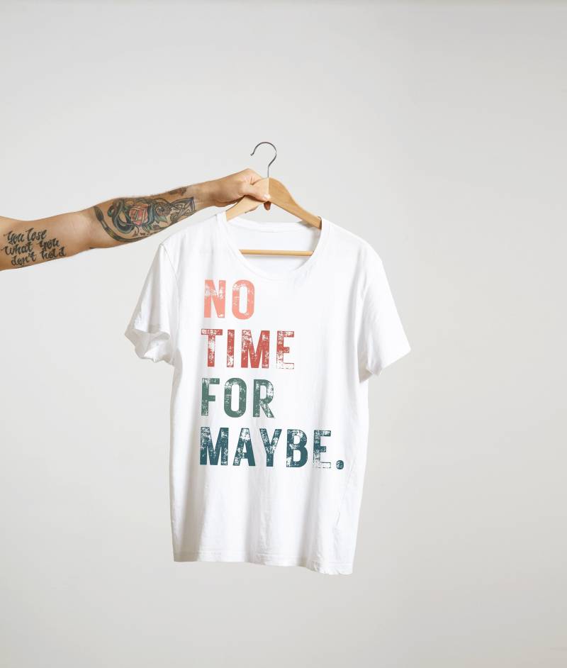 No Time For Maybe. | Original Design Retro Shirt T-Shirt Sloganshirt New Slogan Motivation Motivierend Retroshirt von MonsensSchmonsens