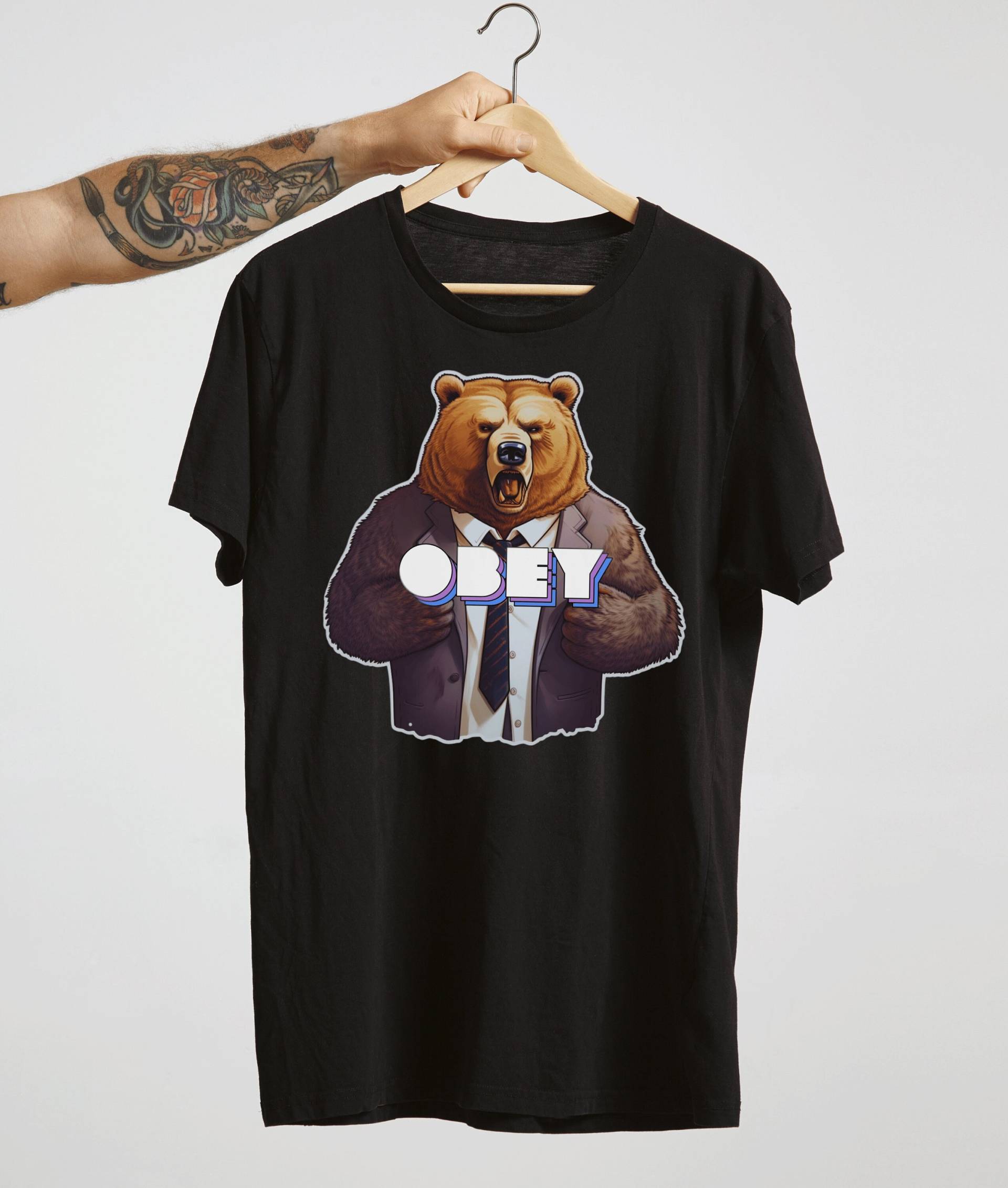 Obey T-Shirt | Bärenstarkes Ki-Design Slogan Lustiges Originaldesign Ki-Bär Im Anzug von MonsensSchmonsens