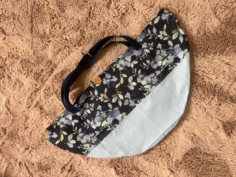 Wiegetuch Hebammen Blumen Dunkelblau Patchwork von MonsterchenShop