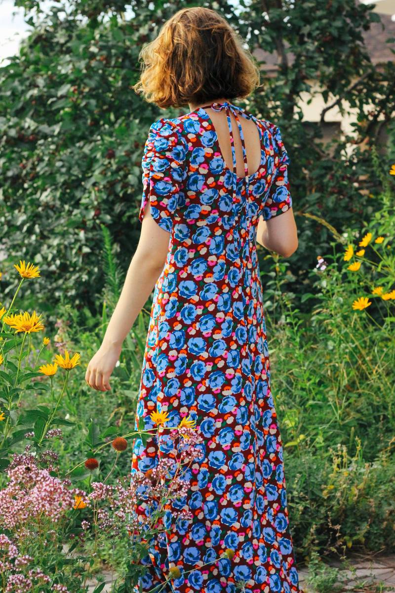 1970Er Jahre Floral Hippie Maxi Kleid Burgund & Blau Wildblumen Kleid, Offener Rücken 1970Er Jahre Floral Hippie Maxi Kleid Burgund & Blau Wildblumen Kleid, Offener Rücken von MonstersOverTheSea