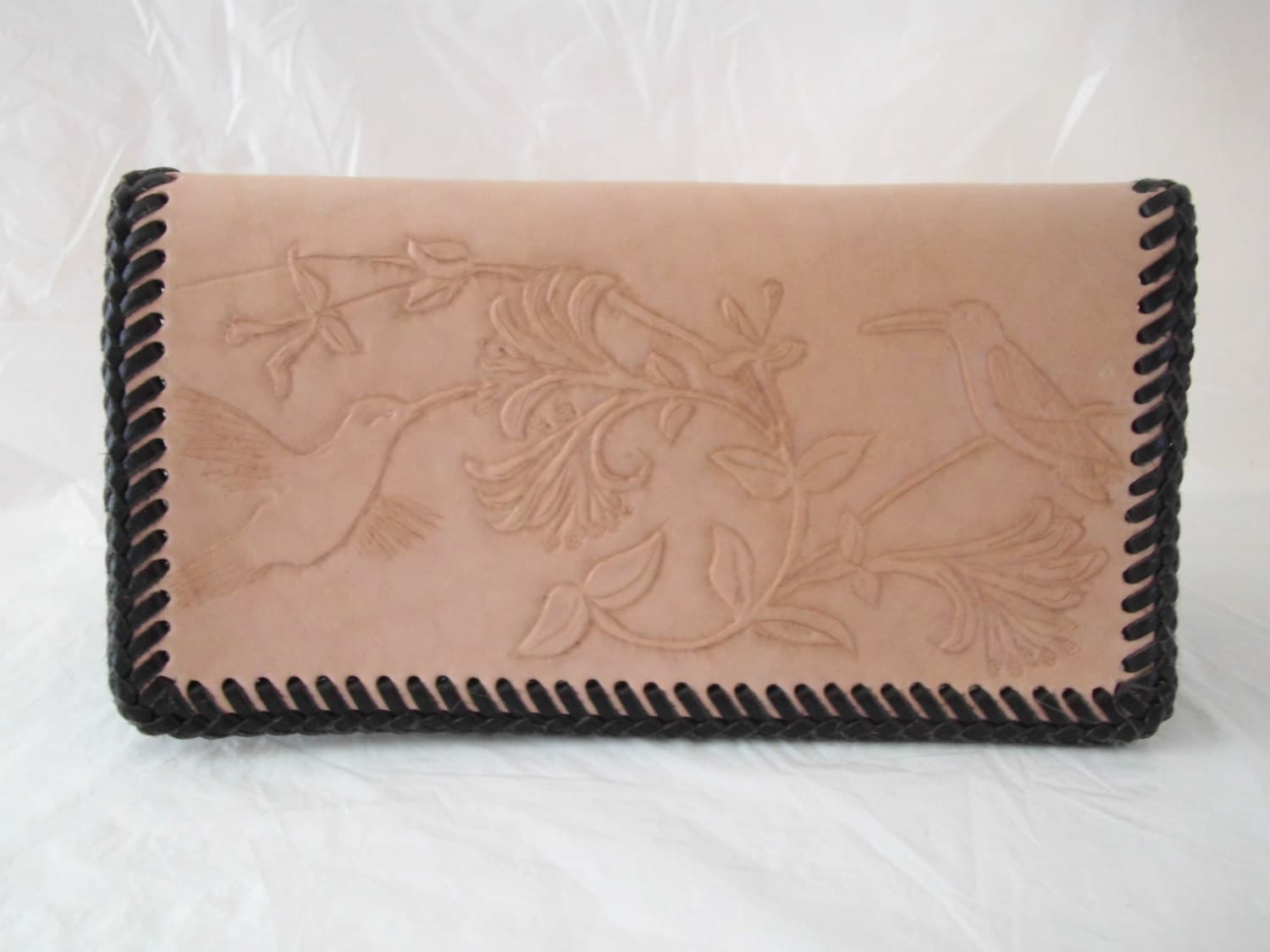 Damen Hand Punziertes Leder Karo-Cover Mit Kolibri-Design Damen Hand Punziertes Leder Karo-Cover Mit Kolibri-Design von MontanaStansLeather