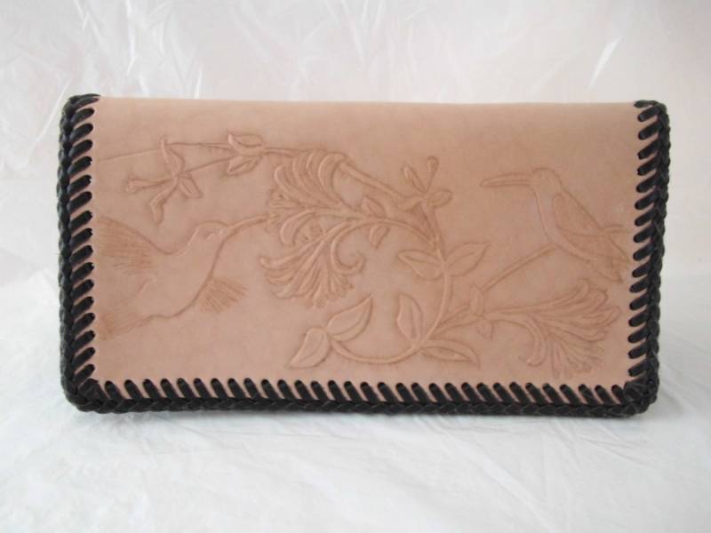 Damen Hand Punziertes Leder Karo-Cover Mit Kolibri-Design Damen Hand Punziertes Leder Karo-Cover Mit Kolibri-Design von MontanaStansLeather