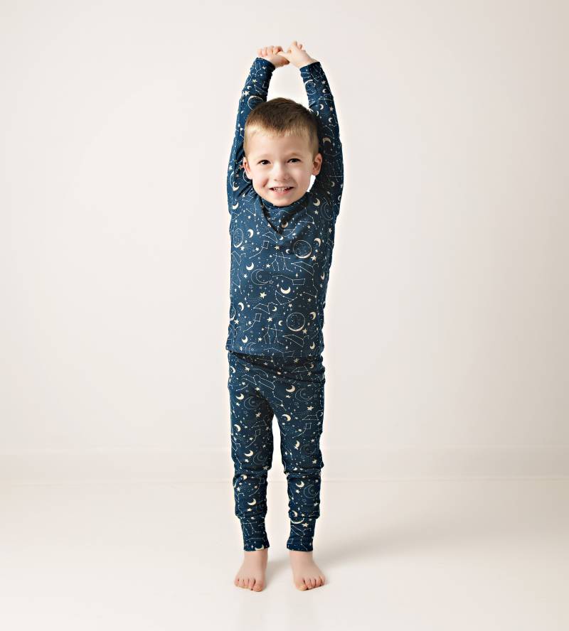Midnight Constellations Bamboo Zweiteiliger Kleinkindschlafanzug von MontanaTeesLLC