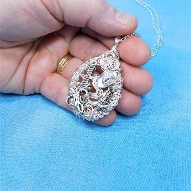 Cowgirl-Halskette Western-Thema Schmuck, Handwerker in Handarbeit Gewebt Draht Eingewickelt Tragbare Kunst Rodeo Königin/Prinzessin Barrel Racer von MontourDesigns