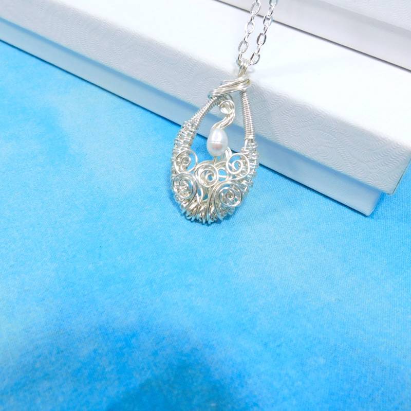 Einzelperle Halskette, Draht Eingewickelter Echter Süßwasser-Zuchtperlen-Anhänger, Handwerker Handarbeit Juni Birthstone Edelstein Schmuck von MontourDesigns