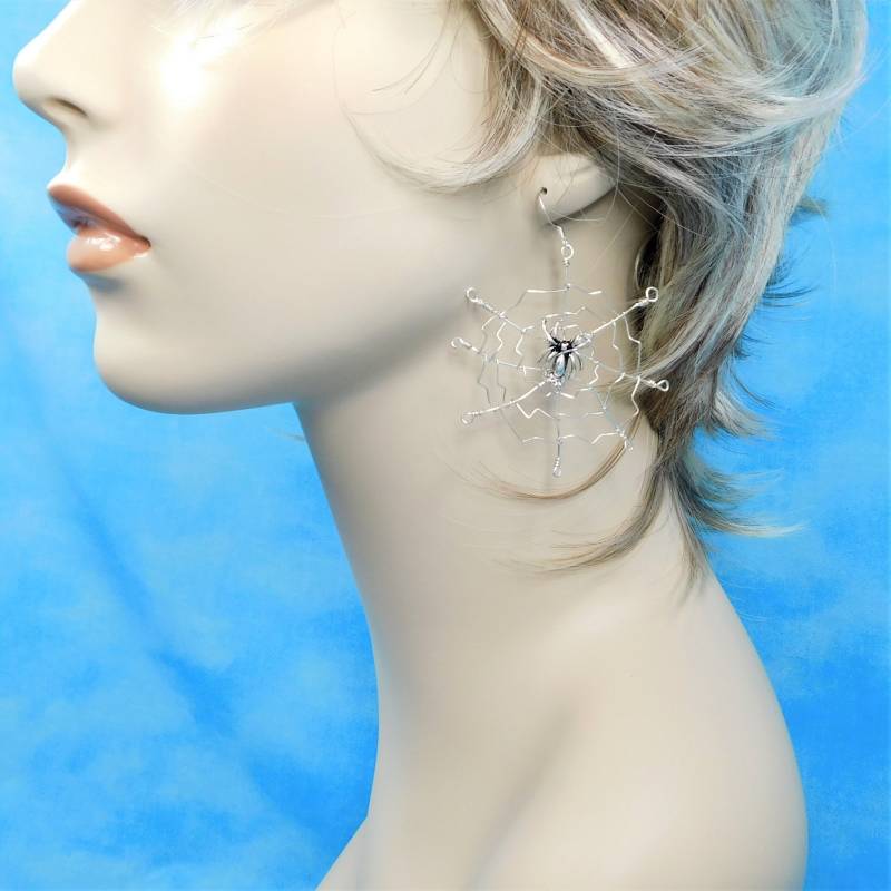 Große Spinnennetz Ohrringe Mit Spinne, Draht Gewickelt Halloween Oder Gothic Cosplay Schmuck, Handgefertigte Tragbare Kunst Für Durchbohrte Ohren von MontourDesigns