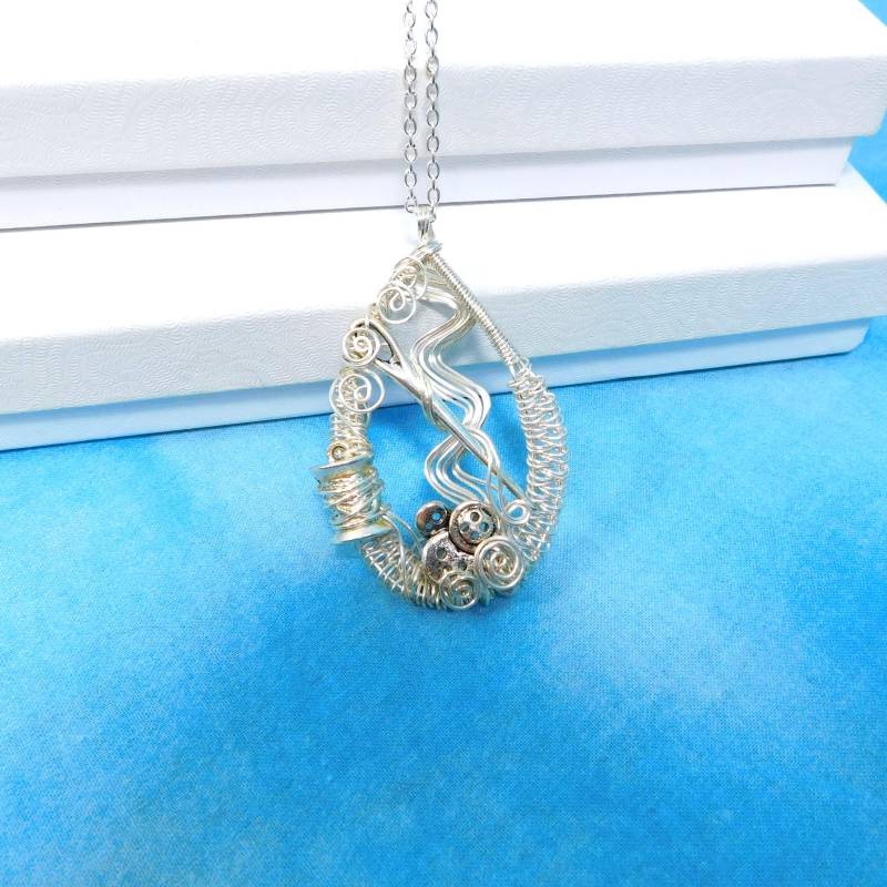 Handgefertigte Näherei Thema Halskette, Einzigartige Handwerker Handgefertigte Näherin Anhänger, Draht Gewickelt Tragbare Kunst Schmuck Geschenk von MontourDesigns