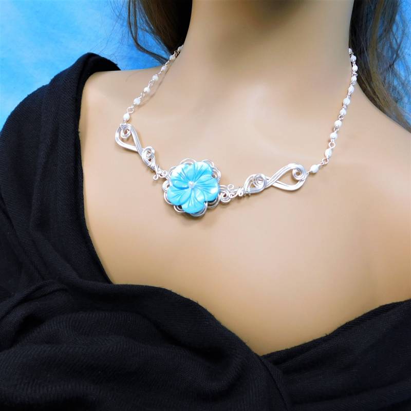 Handgemachte Perlmutt Blume Halskette, Handgemachter Edelstein Tragbare Kunst Schmuck Geburtstagsgeschenk Für Mama Oder Jahrestag Geschenk Frau von MontourDesigns