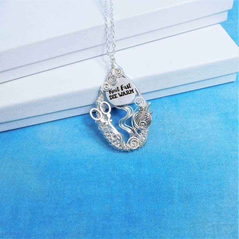 Einzigartige Handgefertigte Strickkette, Knit Fast Die Warm Stricken Thema Anhänger, Garn Schere Stricknadeln Schmuck Geschenk Für Frauen von MontourDesigns