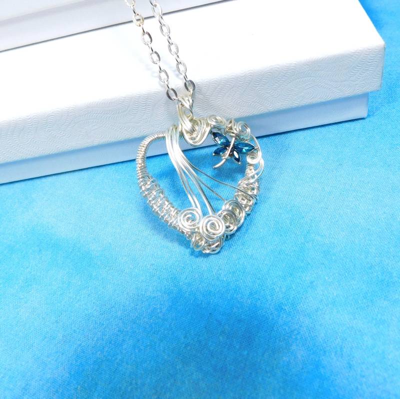 Libellen-Herz-Halskette Aus Gewebtem Draht Mit Blauen Kristallen, Tragbare Kunst-Anhänger von MontourDesigns