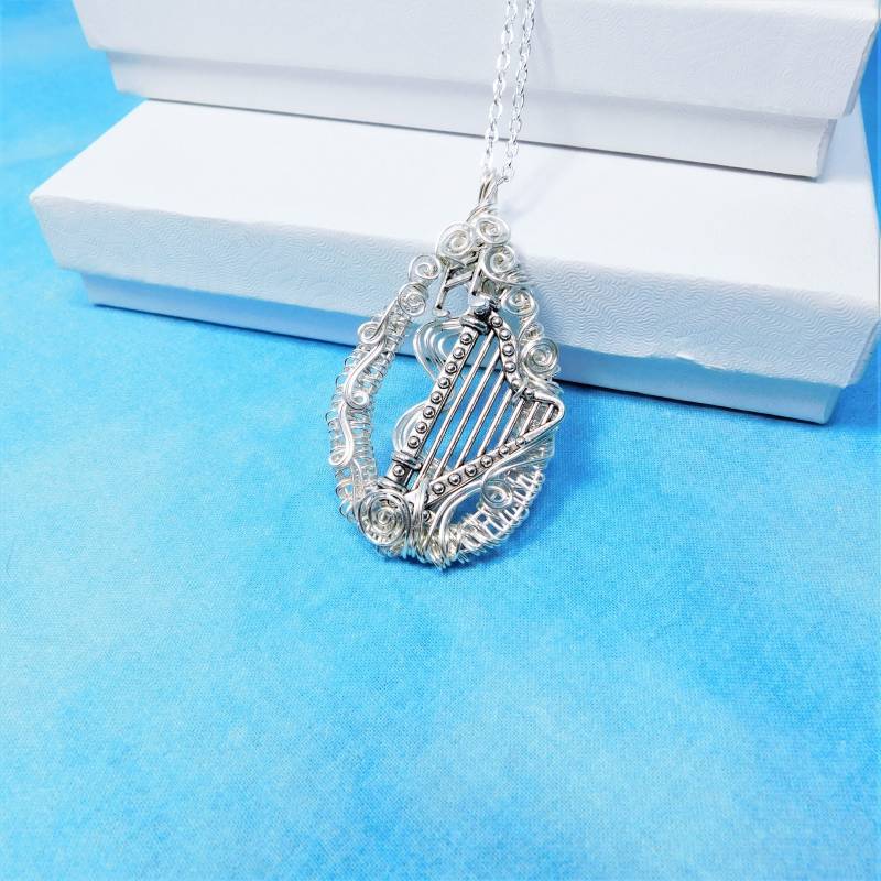 Musiker Halskette Harfe Anhänger Handwerker Handarbeit Musikinstrument Thema Schmuck Geschenk Für Musiklehrer, Frauen Harfenist Geburtstagsgeschenk von MontourDesigns