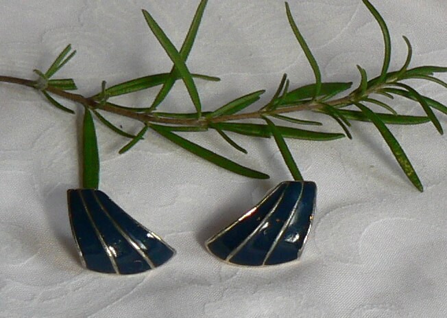 Marineblaue Und Goldene Postohrringe Vintage 1970Er Jahre Marineblaue Und Goldene Postohrringe Vintage 1970Er Jahre von MonyasAttique