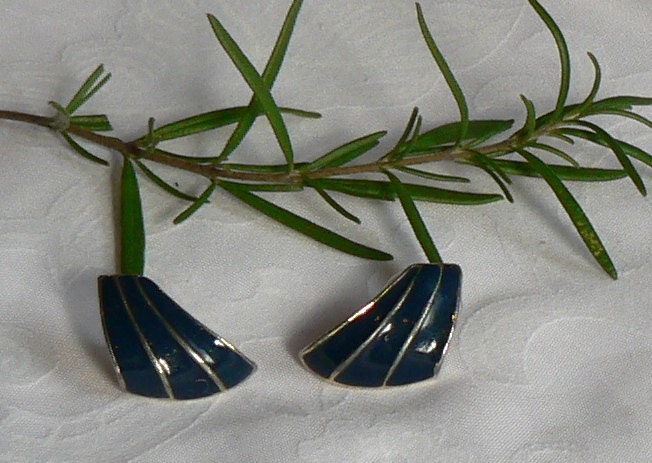Marineblaue Und Goldene Postohrringe Vintage 1970Er Jahre Marineblaue Und Goldene Postohrringe Vintage 1970Er Jahre von MonyasAttique