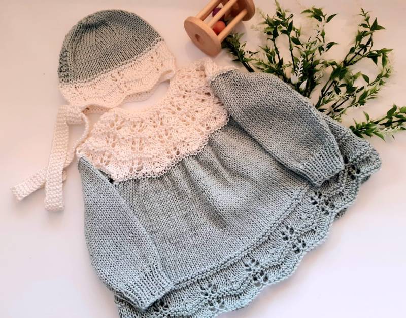 Baby Mädchen Kleid Aus Baumwolle Mit Spitze Und Passendem Häubchen - Sofort Versandfertig Verkauf von MooMush