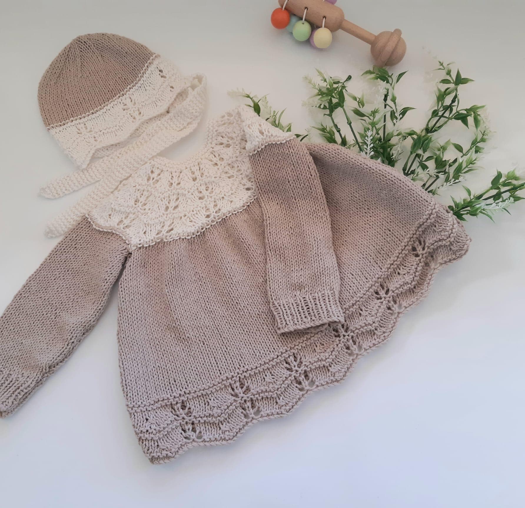 Handgestricktes Bio-Baumwoll-Baby-Kleid Und Mützenset Für Mädchen - Versandfertig Handgestricktes Bio-Baumwoll-Baby-Kleid Und Mützenset Für Mädchen - Versandfertig von MooMush