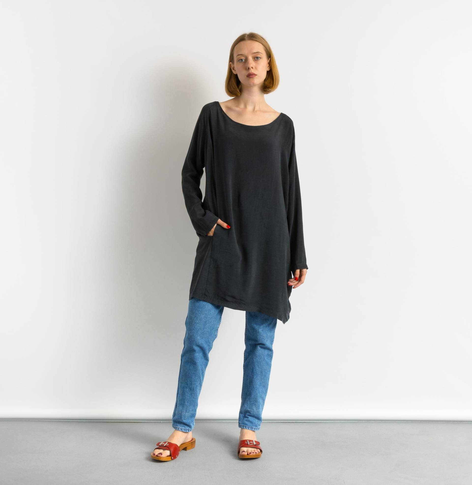 00Er Jahre Frau Preowned Humanoid Langarm Rundhalsausschnitt Dunkelgrau Graphit Entspannte Bluse Tunika Größe Medium von MoodGirlsUA