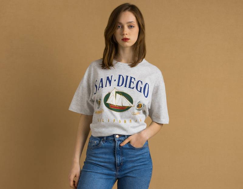90Er Jahre Vintage Gildan T-Shirt/ San Diego Made in Usa Grafik-T-Shirt - Damen M | Vintage-T-Shirt Mit Grauem Grafikdruck von MoodGirlsUA