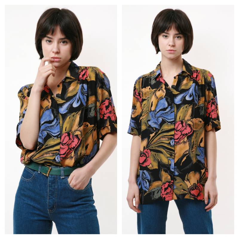 Bluse Mit Abstraktem 80Er-Jahre-Vintage-Muster, Kurzen Ärmeln Und Knöpfen, Modell 2138 von MoodGirlsUA