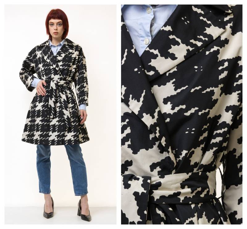 Vintage Abstrakte Schwarz-Weiße Trenchjacke | Doppelbrust-Minimal-Regenmantel |Medium von MoodGirlsUA