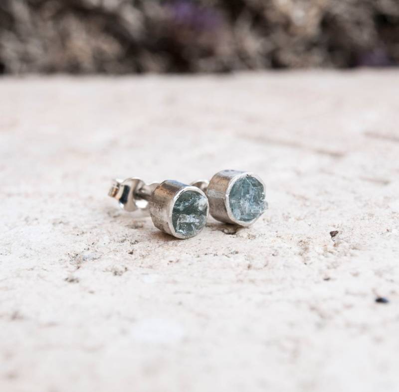 Aquamarine Ohrstecker Runde Sterling Silber Tiny Studs Post Ohrringe Metall Schmuck Frauen Rohstein Ohrring von MoodStory