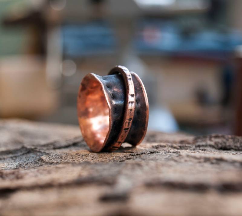 Kupfer Spinner Ring, Patinierter Boho Bandring, Ring Des Brutalismus von MoodStory