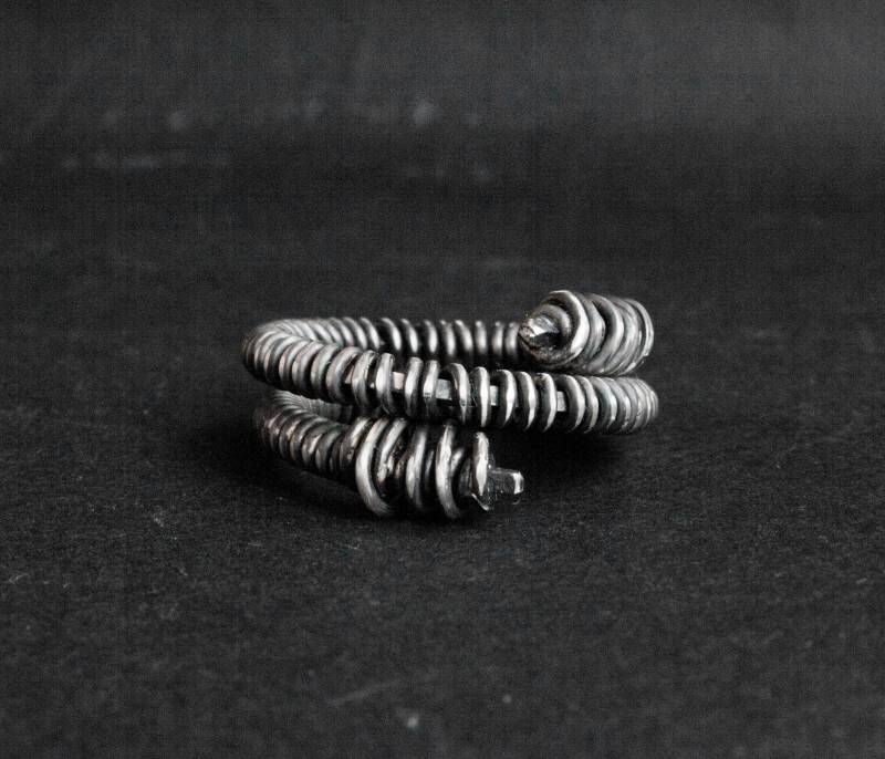 Silber Wickelring Verstellbare Silberbänder Federring Männer Brutalist Rohsilberring Coiled Ring Spiralring Breiter Großer Manschettenring von MoodStory