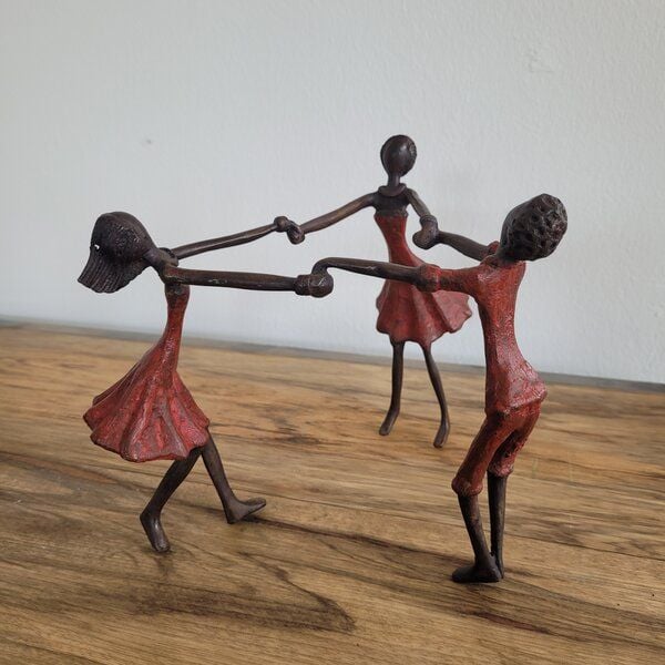 Moogoo Creative Africa "Alors on danse" | Bronze-Skulptur von Hamidou | Einzelstücke, handgemacht & fair gehandelt in Westafrika von Moogoo Creative Africa