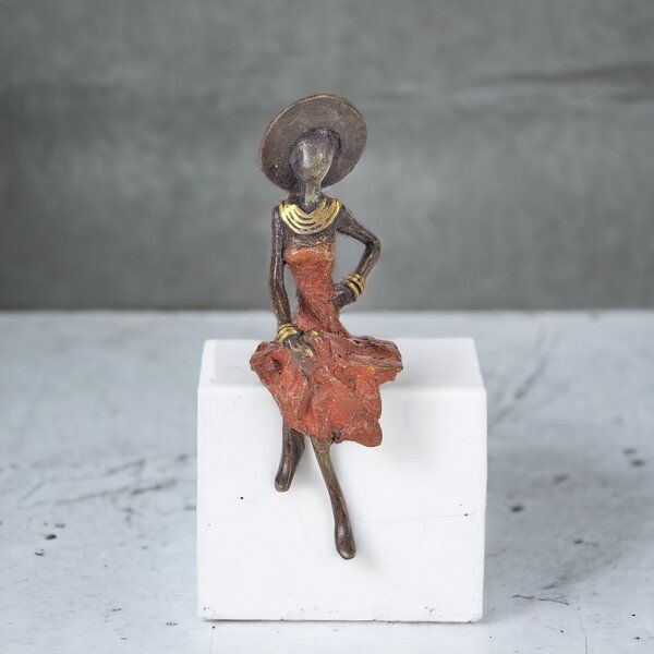 Moogoo Creative Africa Bronze-Skulptur "Femme assise avec chapeau" by Soré von Moogoo Creative Africa