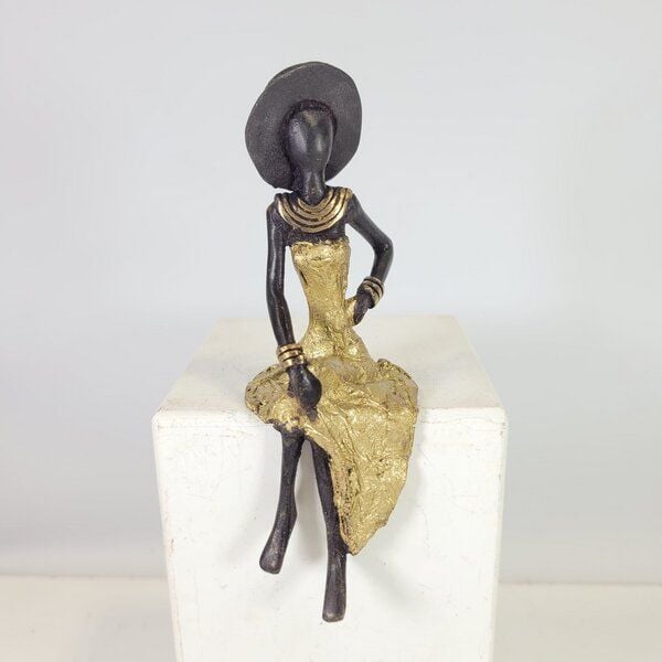 Moogoo Creative Africa Bronze-Skulptur "Femme assise avec chapeau" by Soré von Moogoo Creative Africa