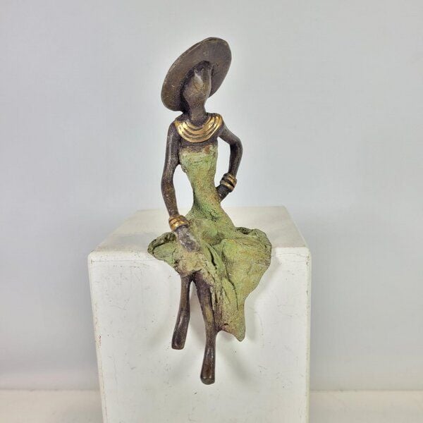 Moogoo Creative Africa Bronze-Skulptur "Femme assise avec chapeau" by Soré von Moogoo Creative Africa