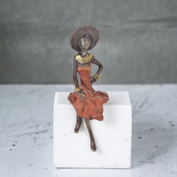 Moogoo Creative Africa Bronze-Skulptur "Femme assise avec chapeau" by Soré von Moogoo Creative Africa