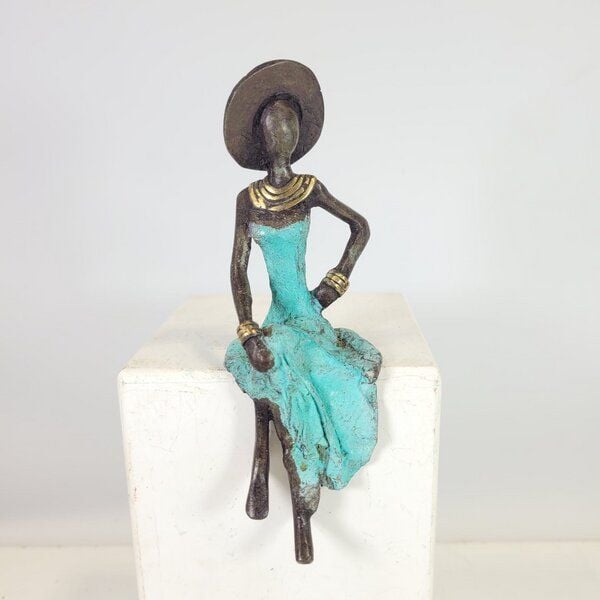 Moogoo Creative Africa Bronze-Skulptur "Femme assise avec chapeau" by Soré von Moogoo Creative Africa