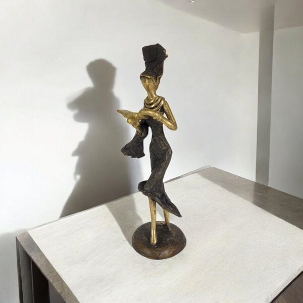 Moogoo Creative Africa Bronze-Skulptur "Femme avec livre" by Karim | 15/25 cm | Unikate von Moogoo Creative Africa