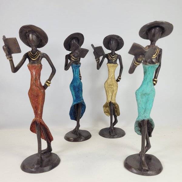 Moogoo Creative Africa Bronze-Skulptur "Femme avec livre et chapeau" by Soré | verschiedene Größen und Farben von Moogoo Creative Africa