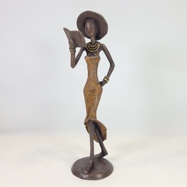 Moogoo Creative Africa Bronze-Skulptur "Femme avec livre et chapeau" by Soré | verschiedene Größen und Farben von Moogoo Creative Africa