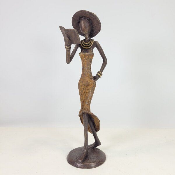 Moogoo Creative Africa Bronze-Skulptur "Femme avec livre et chapeau" by Soré | verschiedene Größen und Farben von Moogoo Creative Africa