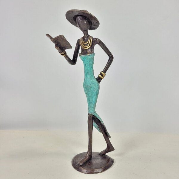 Moogoo Creative Africa Bronze-Skulptur "Femme avec livre et chapeau" by Soré | verschiedene Größen und Farben von Moogoo Creative Africa