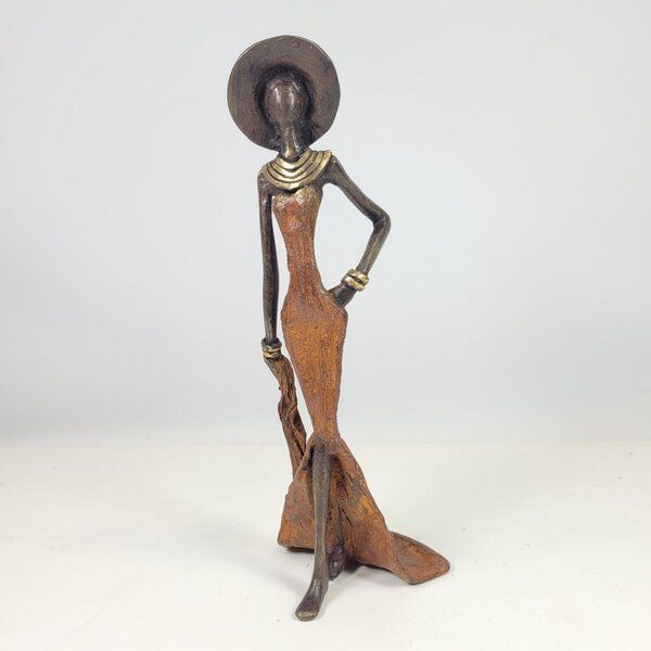 Moogoo Creative Africa Bronze-Skulptur "Femme élégante avec chapeau" by Soré von Moogoo Creative Africa