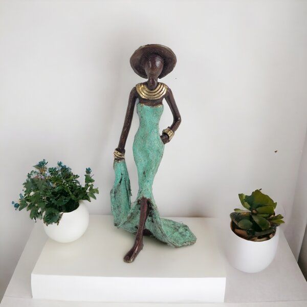 Moogoo Creative Africa Bronze-Skulptur "Femme élégante avec chapeau" by Soré Moogoo Creative Africa Bronze-Skulptur "Femme élégante avec chapeau" by Soré von Moogoo Creative Africa