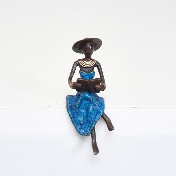 Moogoo Creative Africa Bronze-Skulptur "Lesende Frau mit Hut " by Soré von Moogoo Creative Africa