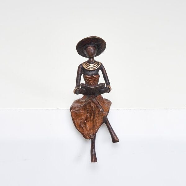 Moogoo Creative Africa Bronze-Skulptur "Lesende Frau mit Hut " by Soré von Moogoo Creative Africa