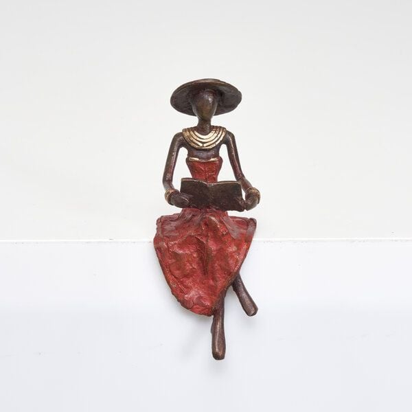 Moogoo Creative Africa Bronze-Skulptur "Lesende Frau mit Hut " by Soré von Moogoo Creative Africa