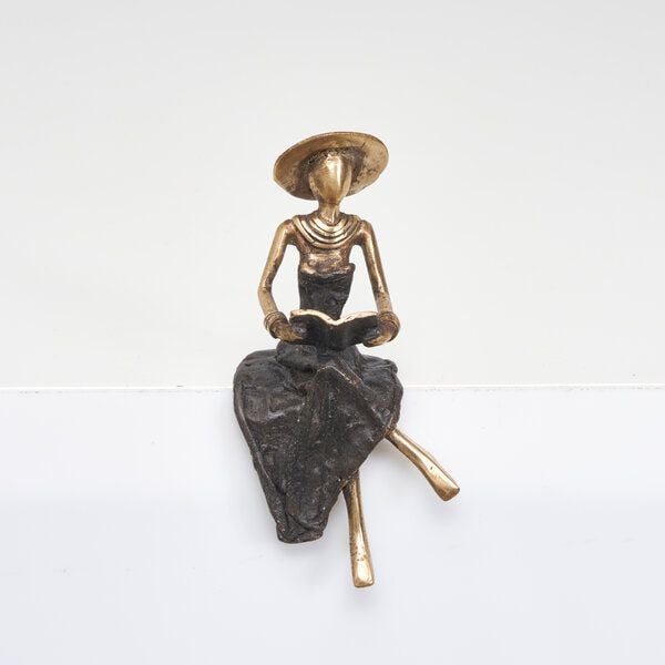 Moogoo Creative Africa Bronze-Skulptur "Lesende Frau mit Hut " by Soré von Moogoo Creative Africa