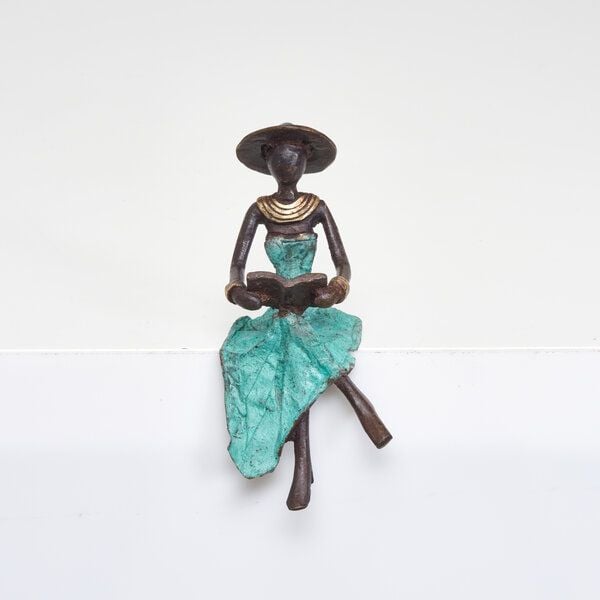 Moogoo Creative Africa Bronze-Skulptur "Lesende Frau mit Hut " by Soré von Moogoo Creative Africa