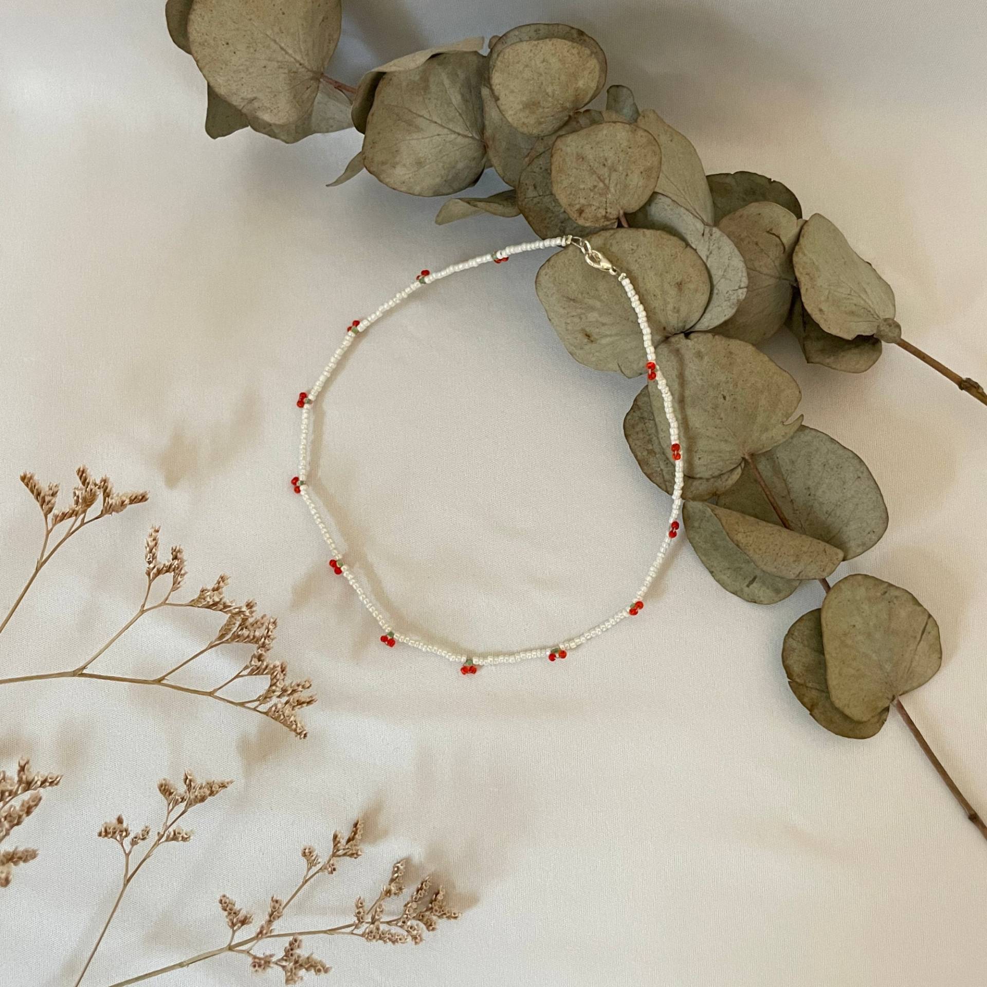 Perlenkette Mit Kleinen Kirschen, Süße Kette Früchten, Handgefertigt Perlenkette, Perlenschmuck, Schmuck Für Mädchen von MooiDesignStudio