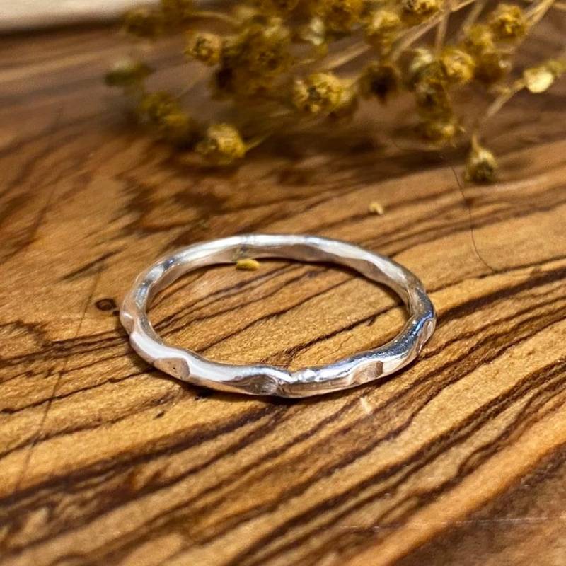 Dünner Silberring | Stapelring Boho Ring Strukturierter Minimalistisch Ideal Für Stapelringe von MooiMundiArt