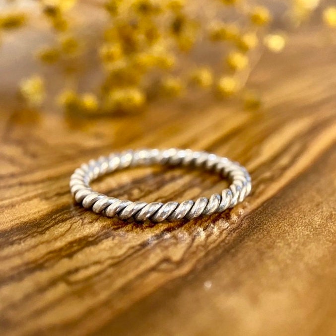 Gewundener Silberring | Boho Ring Strukturierter Minimalistisch Ideal Für Stapelringe Stapelring Gewundener Silberring | Boho Ring Strukturierter Minimalistisch Ideal Für Stapelringe Stapelring von MooiMundiArt